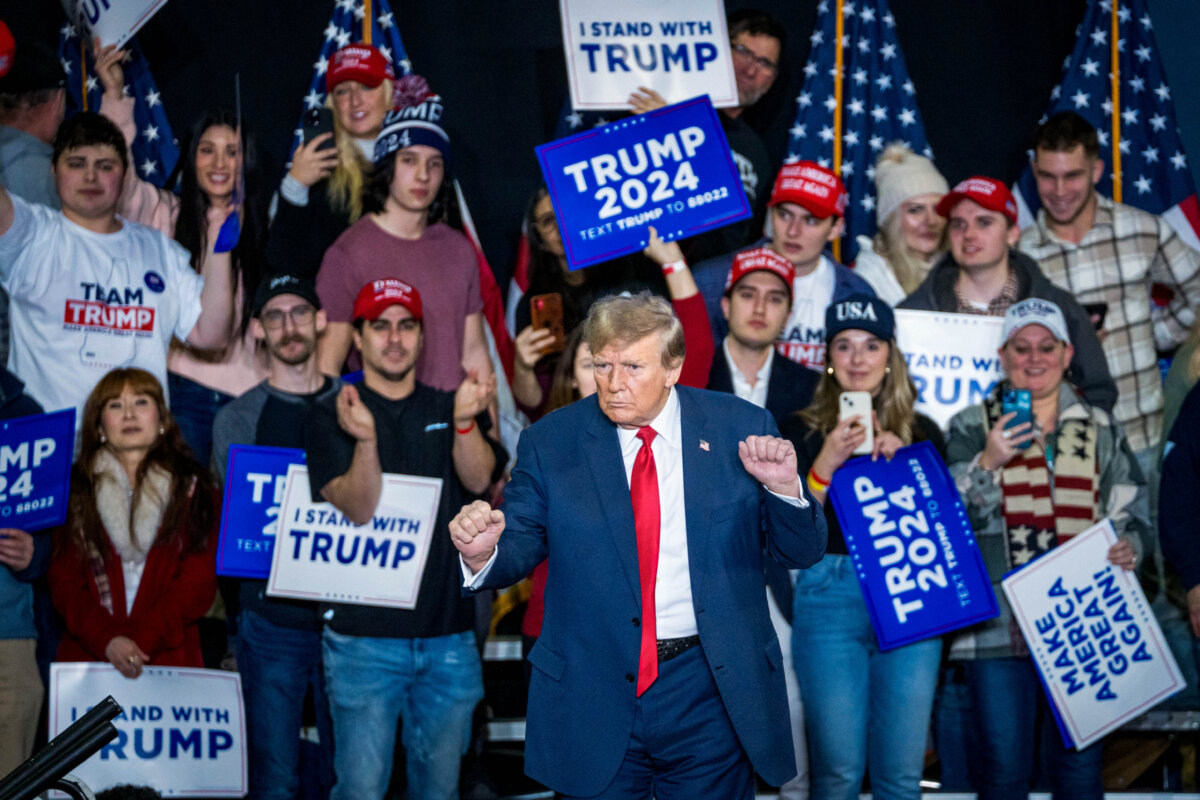 Ứng cử viên tổng thống của Đảng Cộng Hòa, cựu Tổng thống Donald J. Trump khiêu vũ sau khi nói chuyện tại một cuộc vận động tranh cử ở Manchester, New Hampshire, hôm 20/01/2024. (Ảnh: Madalina Vasiliu/The Epoch Times)