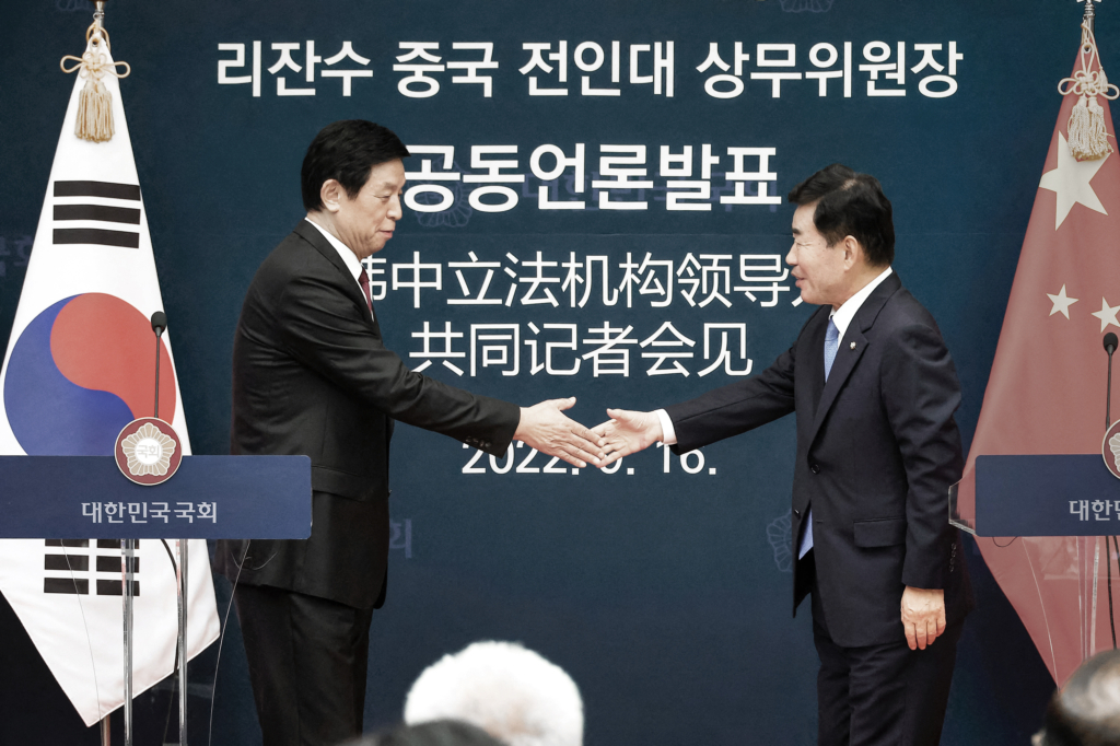 Chủ tịch Ủy ban Thường vụ Quốc hội Trung Quốc đương thời Lật Chiến Thư (trái) bắt tay Chủ tịch Quốc hội Nam Hàn Kim Jin-pyo trong cuộc họp báo chung tại Quốc hội ở Seoul, Nam Hàn, vào ngày 16/09/2022. (Ảnh: Kim Hong-ji/Pool/AFP qua Getty Images)