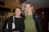 Bà Sue Chalmers (phải) và con gái Eva thưởng thức Nghệ thuật Biểu diễn Shen Yun tại Nhà hát Royal & Derngate, thành phố Northampton, hôm 21/01/2024. (Ảnh: Mary Zhang/The Epoch Times)