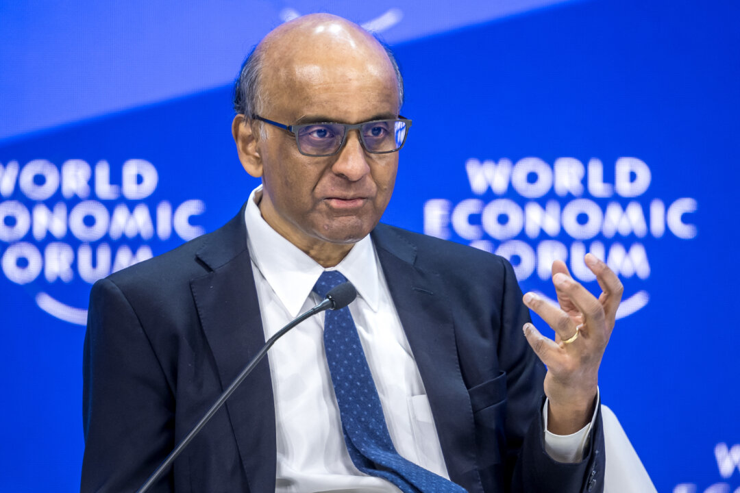 Tổng thống Singapore Tharman Shanmugaratnam tham dự một phiên họp vào ngày bế mạc cuộc họp thường niên của Diễn đàn Kinh tế Thế giới tại Davos, Thụy Sĩ, hôm 19/01/2024. (Ảnh: FABRICE COFFRINI/AFP qua Getty Images)