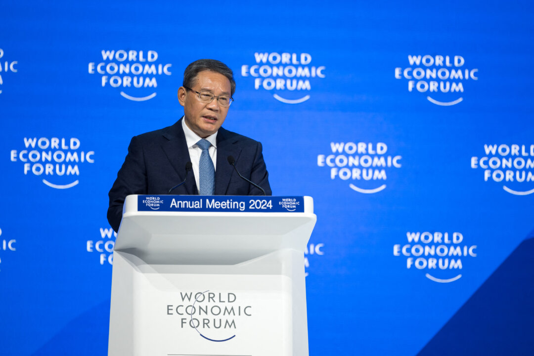 Thủ tướng Trung Quốc Lý Cường (Li Qiang) nói chuyện trong hội nghị thường niên của Diễn đàn Kinh tế Thế giới (WEF) tại Davos hôm 16/01/2024. (Ảnh: Fabrice Coferini/AFP qua Getty Images)