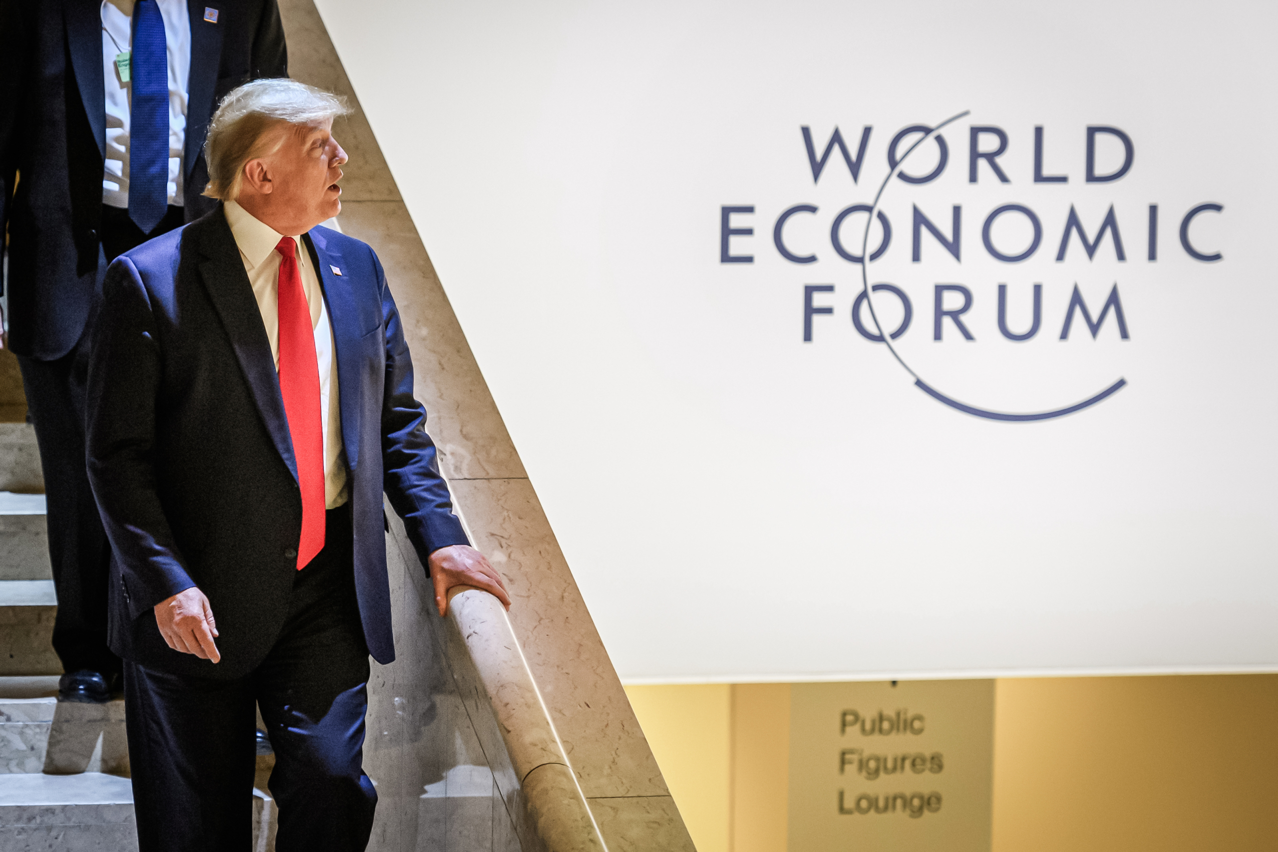 Tổng thống đương thời Donald Trump rời Trung tâm Hội nghị trong cuộc họp thường niên của Diễn đàn Kinh tế Thế giới ở Davos hôm 21/01/2020. (Ảnh: Fabrice Coffrini/AFP qua Getty Images)