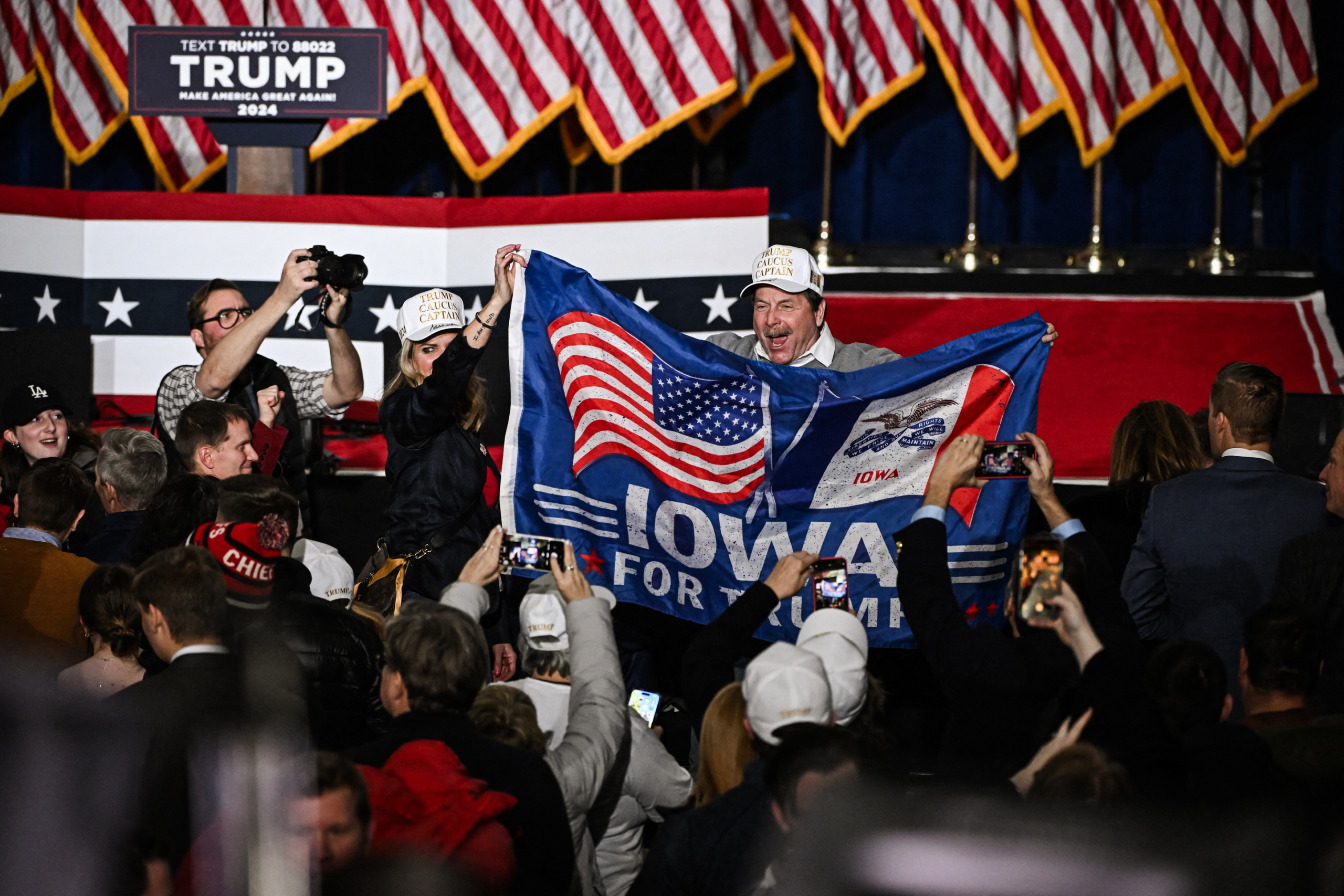 Những người ủng hộ cựu Tổng thống Donald Trump ăn mừng tại một bữa tiệc theo dõi trong khi cuộc họp bầu tổng thống của Đảng Cộng Hòa Iowa diễn ra tại Des Moines, Iowa, hôm 15/01/2024. (Ảnh: Jim Watson/AFP qua Getty Images)