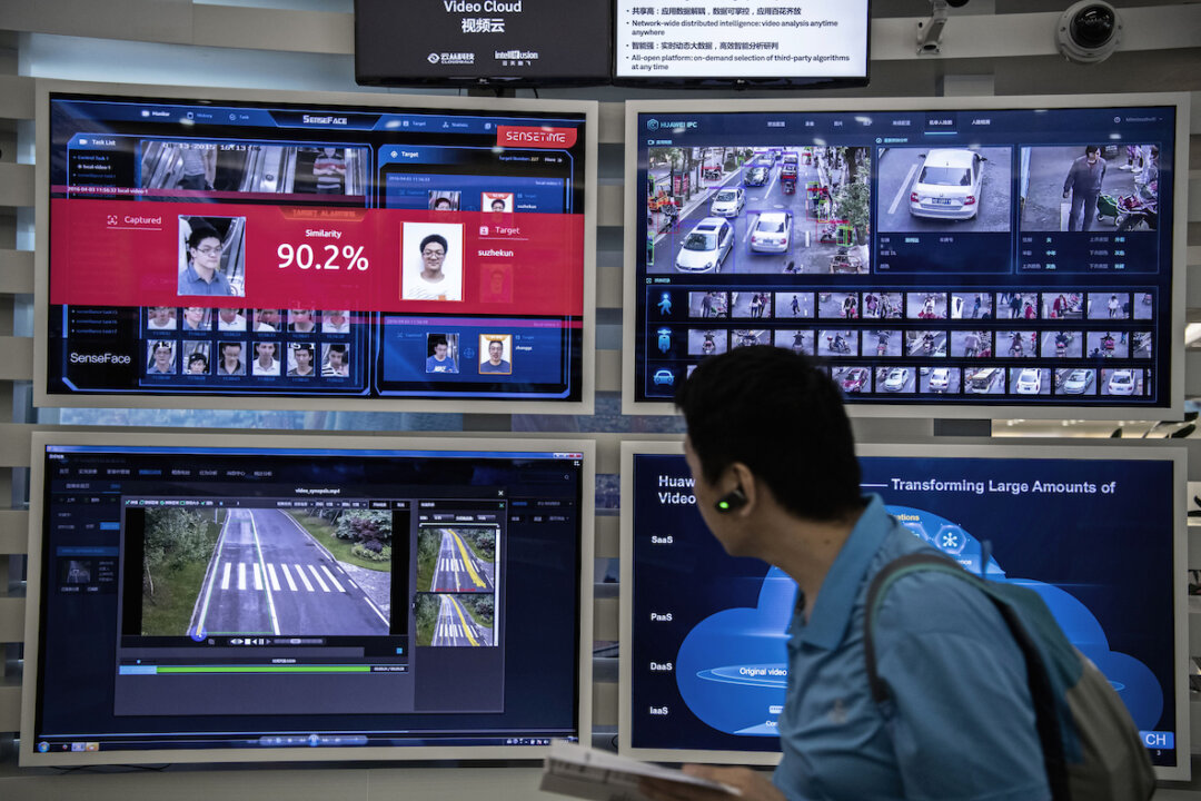 Một màn hình nhận dạng khuôn mặt và trí tuệ nhân tạo được nhìn thấy trên các màn hình tại khuôn viên Bantian của Huawei vào ngày 26/04/2019 tại Thâm Quyến, Trung Quốc. (Ảnh: Kevin Frayer/Getty Images)