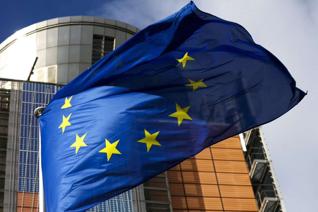 Cờ của Liên minh Âu Châu tung bay bên ngoài trụ sở Ủy ban Âu Châu ở Brussels vào ngày 01/02/2023. (Ảnh: Ảnh tư liệu/Reuters/Yves Herman)