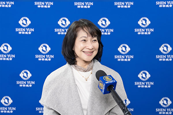Bà Minami Suzuki thưởng thức chương trình Nghệ thuật Biểu diễn Shen Yun tại Trung tâm Nghệ thuật Biểu diễn Kamakura, Nhật Bản, hôm 20/01/2024. (Ảnh: Fujino Wei/The Epoch Times)