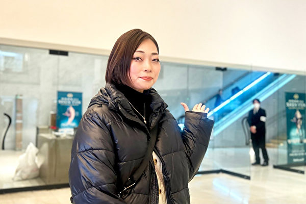 Cô Rati Moe Hayashi thưởng thức Nghệ thuật Biểu diễn Shen Yun tại Trung tâm Nghệ thuật Biểu diễn Kamakura, Nhật Bản, hôm 20/01/2024. (Ảnh: Niu Bin/The Epoch Times)
