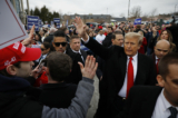 Ứng cử viên tổng thống của Đảng Cộng Hòa, cựu Tổng thống Hoa Kỳ Donald Trump đến thăm một địa điểm bỏ phiếu tại Trường Trung học Londonderry vào ngày bầu cử sơ bộ, hôm 23/01/2024 tại Londonderry, New Hampshire. (Ảnh: Chip Somodevilla/Getty Images)