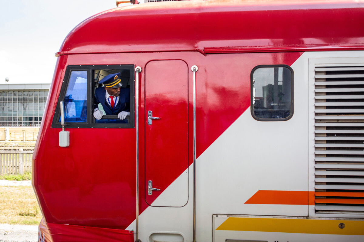 Chuyến tàu chở hàng đầu tiên đến Naivasha rời trạm Nairobi Terminus trong buổi kỷ niệm của Hoạt động Vận chuyển hàng hóa Đường sắt khổ tiêu chuẩn (SGR) đến Kho container nội địa Naivasha ở Nairobi, vào ngày 17/12/2019. (Patrick Meinhardt/AFP qua Getty Images)