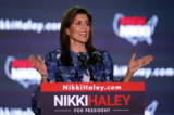 Ứng cử viên tổng thống của Đảng Cộng Hòa cựu Đại sứ Liên Hiệp Quốc Nikki Haley diễn thuyết trong buổi tối vận động tranh cử sơ bộ của bà tại Trung tâm Hội nghị Grappone ở Concord, New Hampshire, hôm 23/01/2024. (Ảnh: Tasos Katopodis/Getty Images)