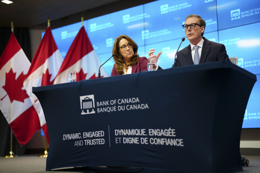 Thống đốc Ngân hàng Trung ương Canada Tiff Macklem và phó thống đốc cao cấp Carolyn Rogers tổ chức cuộc họp báo tại ngân hàng trung ương ở Ottawa hôm 24/01/2024. (Ảnh: The Canadian Press/Sean Kilpatrick)
