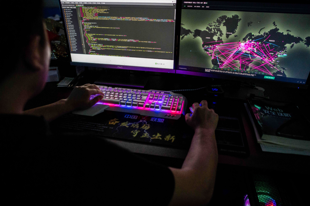 Prince, thành viên của nhóm tin tặc Red Hacker Alliance (Liên minh Tin tặc Đỏ), người từ chối nêu tên thật, sử dụng một trang web theo dõi các cuộc tấn công mạng toàn cầu trên máy điện toán của anh tại văn phòng của họ ở thành phố Đông Quản, tỉnh Quảng Đông, Trung Quốc, vào ngày 04/08/2020. (Ảnh: Nicolas Asfouri /AFP qua Getty Images)