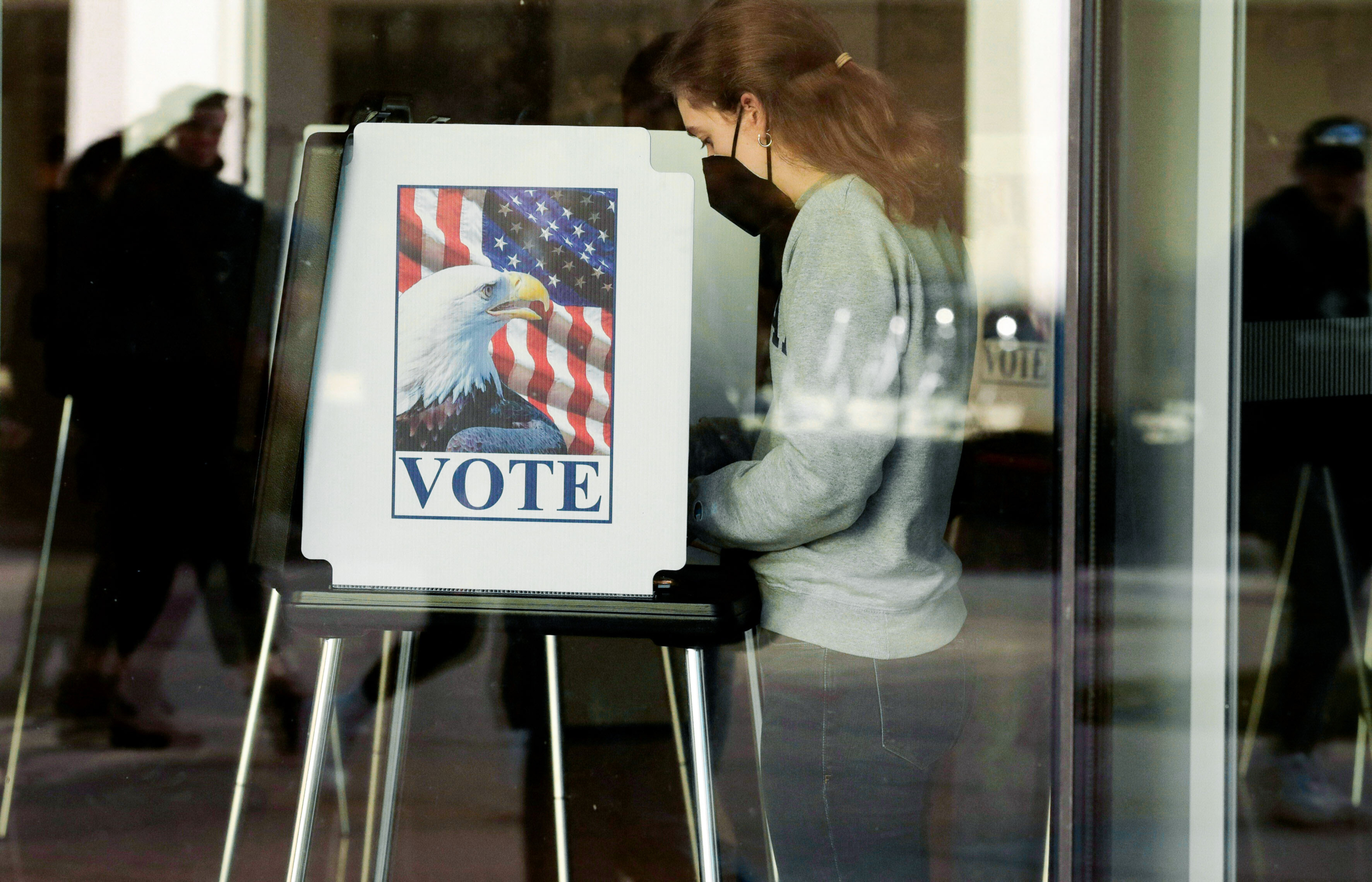 Người dân bỏ phiếu sớm cho cuộc tổng tuyển cử năm 2022 tại Đại học Michigan ở Ann Arbor vào ngày 07/11/2022. (Ảnh: Eff Kowalsky/AFP qua Getty Images)