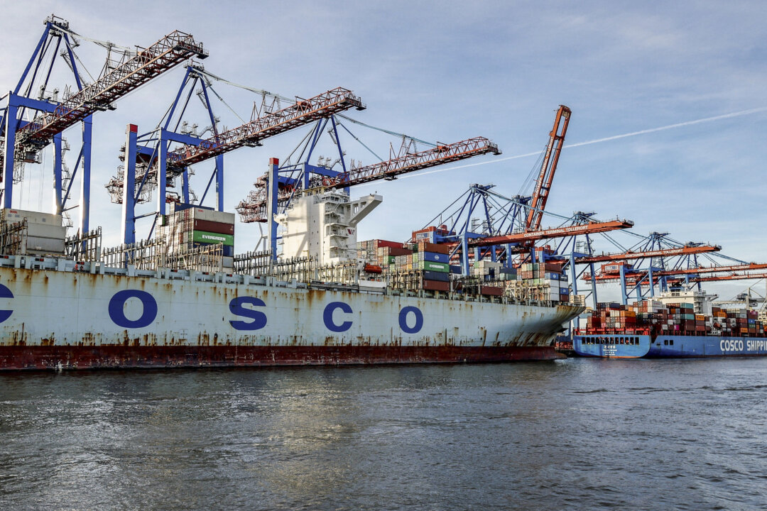 Tàu container ‘COSCO Pride’ (trái) và tàu ‘Tân Liên Vân Cảng’ (Xin Lian Yun Gang) của Tập đoàn Vận tải COSCO Trung Quốc dỡ hàng tại Cảng container Tollerort thuộc sở hữu của Công ty Cảng và Tiếp vận Hamburg (HHLA), tại cảng Hamburg, Đức, hôm 26/10/2022. Chính phủ liên minh Đức hôm 26/10/2023 đã cho phép một công ty Trung Quốc mua số cổ phần đã được giảm hạn mức xuống đối với một bến cảng ở Hamburg, sau khi Thủ tướng Scholz phản đối lại lời kêu gọi cấm hoàn toàn thương vụ mua bán gây tranh cãi này vì lo ngại an ninh. Theo thỏa thuận do nội các của ông Scholz đồng ý, hãng vận tải quốc doanh COSCO của Trung Quốc được tiến hành mua cổ phần “dưới 25%” tại khu cảng container Tollerort thuộc sở hữu của HHLA. Ban đầu COSCO đã tìm kiếm 35% cổ phần. Ông Scholz, cựu thị trưởng Hamburg, đã ủng hộ thỏa thuận của COSCO và nhiều lần nhấn mạnh tầm quan trọng của mối quan hệ thương mại bền chặt giữa Trung Quốc và nền kinh tế lớn nhất châu  u này. (Ảnh: Axel Heimken/AFP qua Getty Images)
