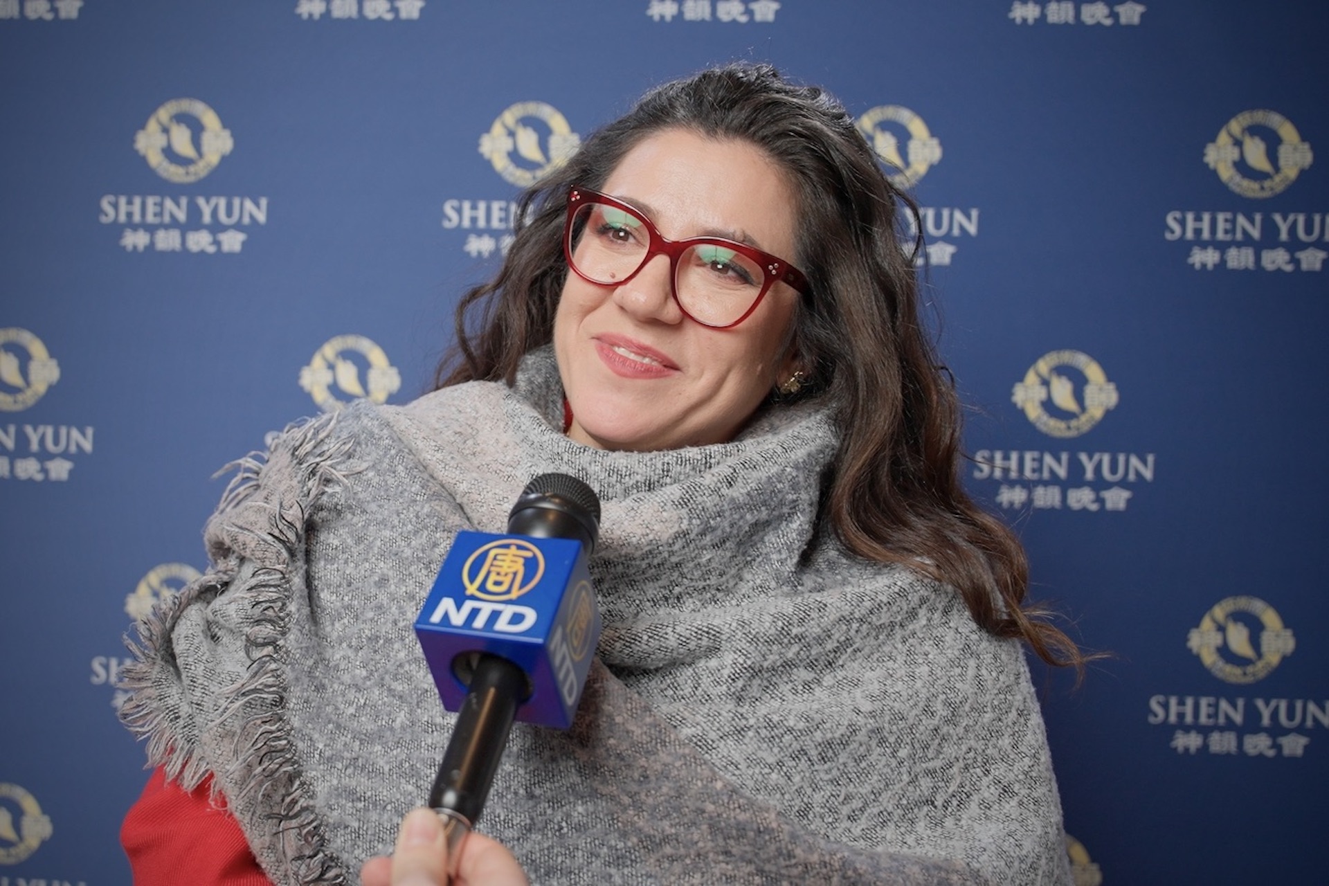 Cô Elisa Siragusano thưởng thức Nghệ thuật Biểu diễn Shen Yun tại Nhà hát Arcimboldi, ở Milan, hôm 17/01/2024. (Ảnh: Đài truyền hình NTD)