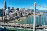 Ảnh chụp từ trên cao những chiếc xe hơi đang băng qua Cầu Vịnh San Francisco-Oakland với khung cảnh đằng sau là các tòa nhà ở San Francisco, vào ngày 27/10/2022. (Ảnh: Justin Sullivan/Getty Images)