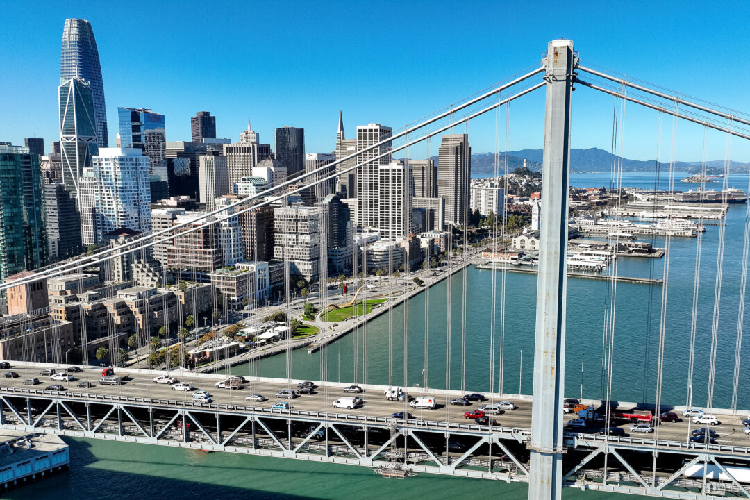 Ảnh chụp từ trên cao những chiếc xe hơi đang băng qua Cầu Vịnh San Francisco-Oakland với khung cảnh đằng sau là các tòa nhà ở San Francisco, vào ngày 27/10/2022. (Ảnh: Justin Sullivan/Getty Images)