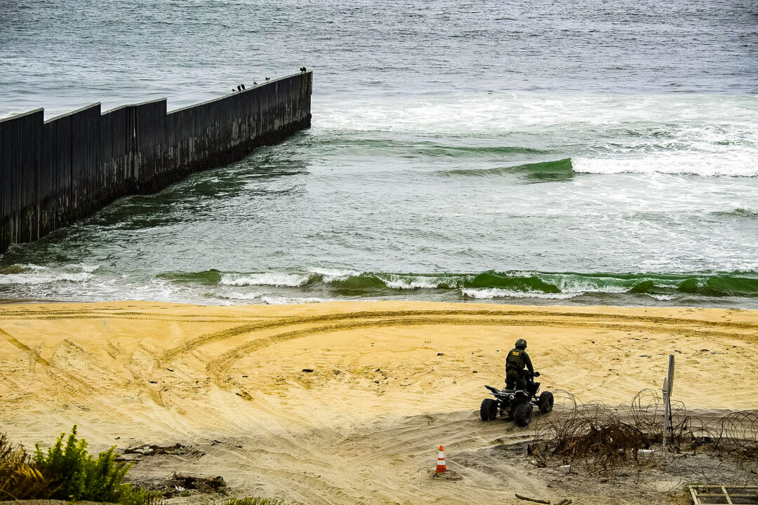 Người nhập cư bất hợp pháp tẩu thoát sau khi đổ bộ vào bãi biển ở San Diego