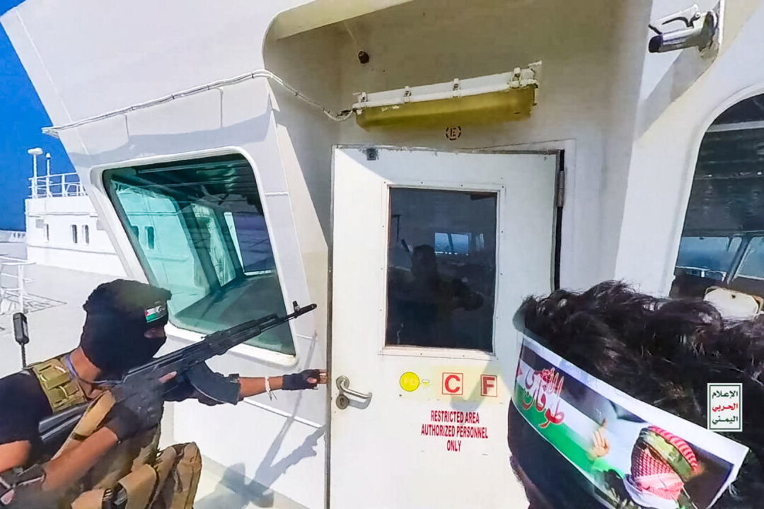 Bức ảnh chụp màn hình được phát tay này từ một video cho thấy những chiến binh Houthi của Yemen chiếm lấy tàu Galaxy Leader Cargo ở Hudaydah ngoài khơi Hồng Hải, thuộc Hồng Hải, Yemen, vào ngày 20/11/2023. Hôm thứ Hai, phong trào Houthi ở Yemen đã công bố những đoạn phim và hình ảnh cho thấy lực lượng bảo vệ bờ biển do Houthi điều hành đang chiếm lấy tàu Galaxy Leader có liên kết với Israel, trong đó có 52 người đang ở trên tàu, trên Hồng Hải. Tàu Galaxy Leader thuộc sở hữu của Công ty Galaxy Maritime ở Isle of Man và có liên kết với doanh nhân người Israel Abraham Ungar thông qua Ray Car Carriers. (Ảnh: Phong trào Houthis qua Getty Images)