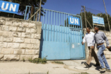 Người Palestine đi qua cổng một trường học do UNRWA điều hành ở Nablus ở Tây Ngạn, vào ngày 13/08/2018. (Ảnh: Abed Omar Qusini/Reuters)