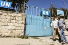 Người Palestine đi qua cổng một trường học do UNRWA điều hành ở Nablus ở Tây Ngạn, vào ngày 13/08/2018. (Ảnh: Abed Omar Qusini/Reuters)