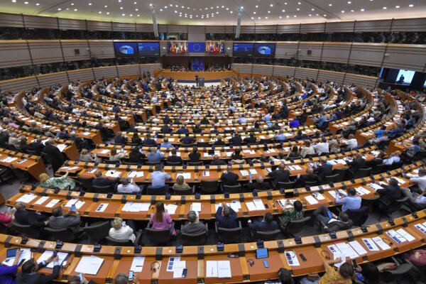 Các nghị viên của Liên minh Âu Châu tham gia bỏ phiếu về việc sửa đổi hệ thống mua bán phát thải của EU tại Nghị viện Liên minh Âu Châu ở Brussels, vào ngày 22/06/2022. (Ảnh: John Thys/AFP qua Getty Images)