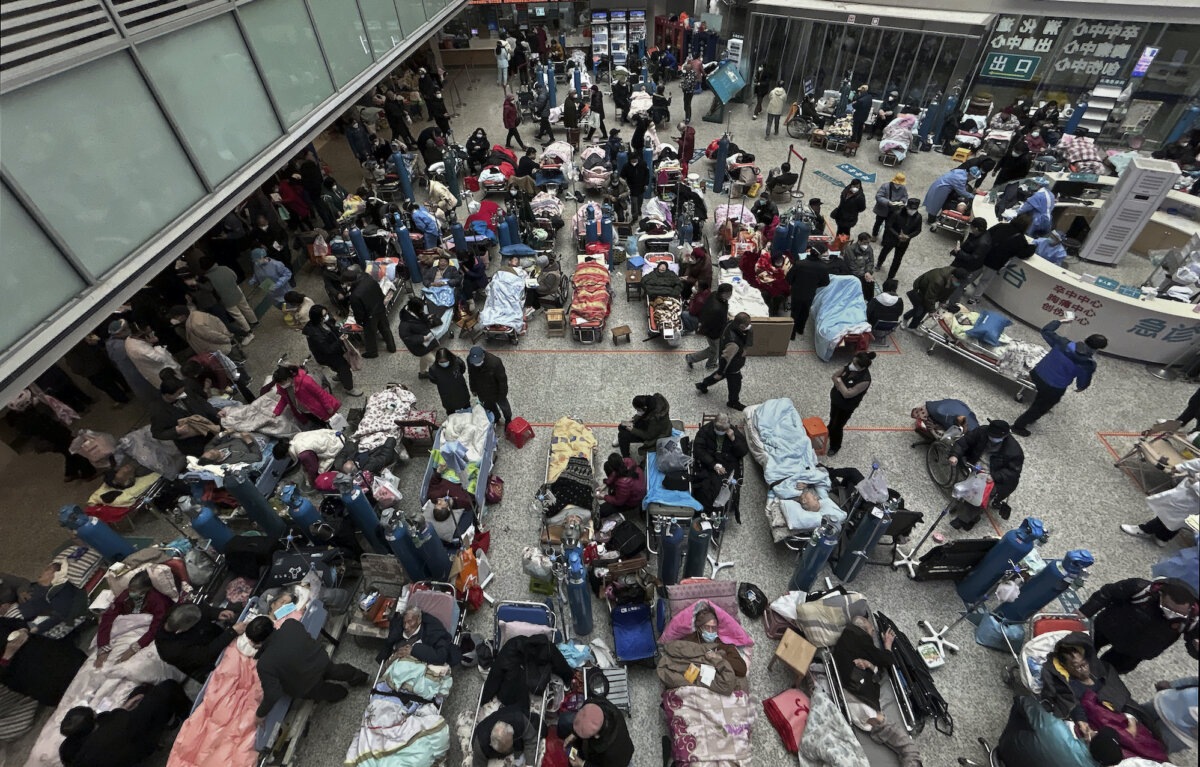 Bệnh nhân nằm trên những chiếc giường bệnh được kê ở khu vực sảnh của một bệnh viện đông đúc ở Thượng Hải vào ngày 13/01/02023. (Ảnh: Kevin Frayer/Getty Images)
