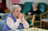 Một bệnh nhân Alzheimer đang nhìn vào bữa trưa tại phòng ăn của viện dưỡng lão vào ngày 18/10/2016 tại Saint Quirin, miền đông nước Pháp. (Ảnh: PATRICK HERTZOG/AFP qua Getty Images)