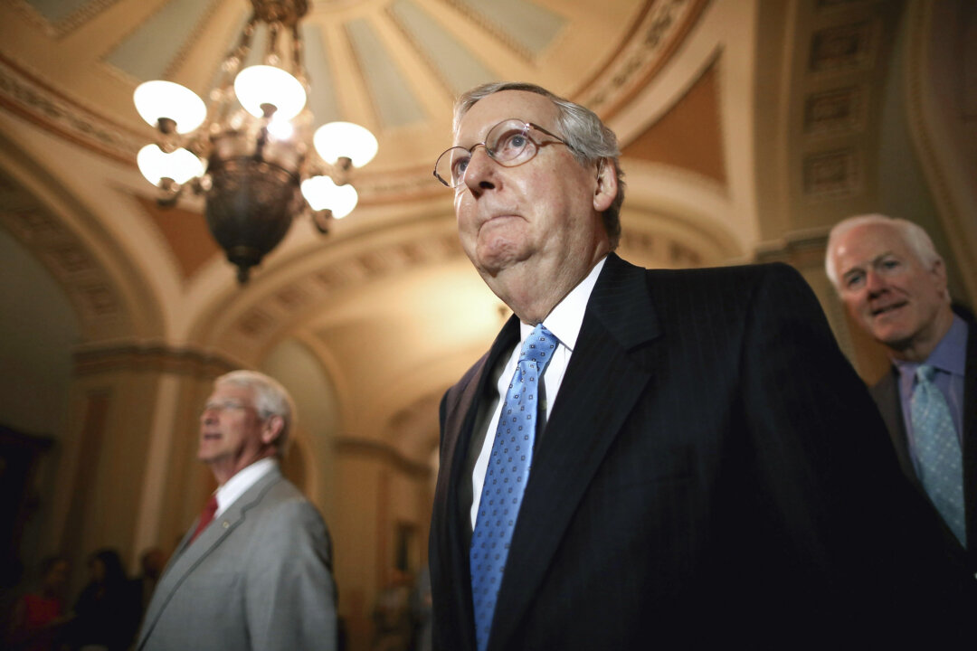 Lãnh đạo Đa số Thượng viện Mitch McConnell (Cộng Hòa-Kentucky) (ở giữa), Thượng nghị sĩ Roger Wicker (Cộng Hòa-Mississippi) (trái), và Thượng nghị sĩ John Cornyn (Cộng Hòa-Texas) chuẩn bị nói chuyện với các phóng viên sau bữa tiệc trưa hàng tuần về chính sách của Đảng Cộng Hòa tại Thượng viện tại Tòa nhà Quốc hội Hoa Kỳ ở thủ đô Hoa Thịnh Đốn, vào ngày 04/08/2015. (Ảnh: Chip Somodevilla/Getty Images)