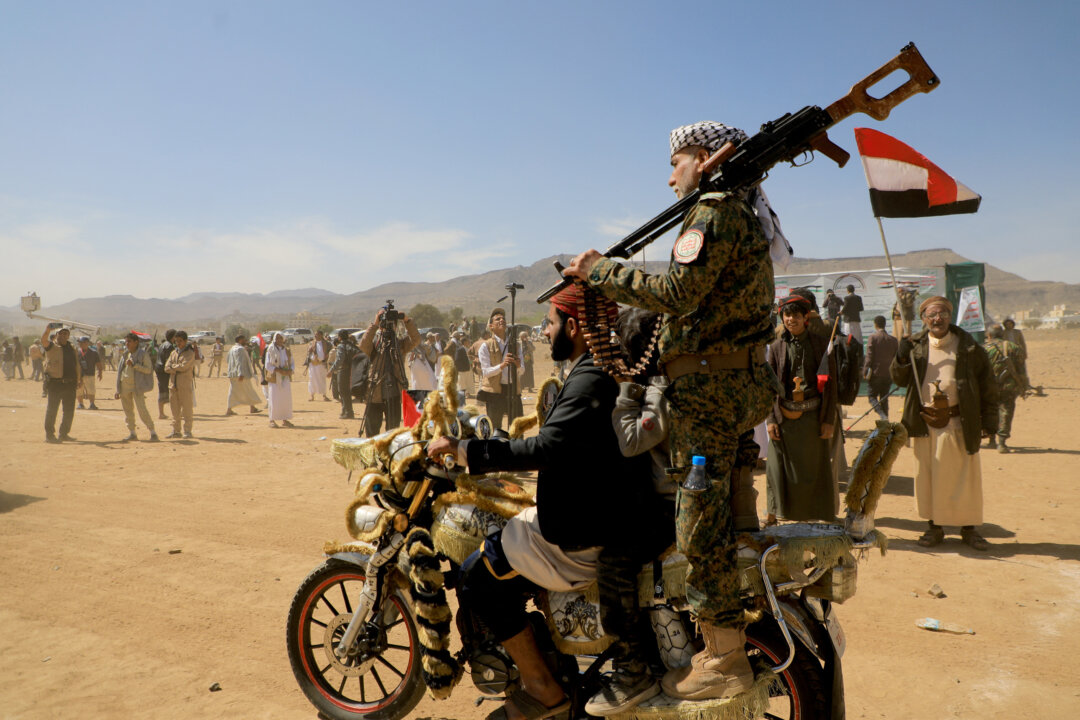 Những người ủng hộ có vũ trang của lực lượng Houthi ở Yemen tham dự một cuộc mít tinh để thể hiện tình đoàn kết với Hamas ở Sanaa, Yemen, hôm 29/01/2024. (Ảnh: Mohammed Huwais/AFP qua Getty Images)