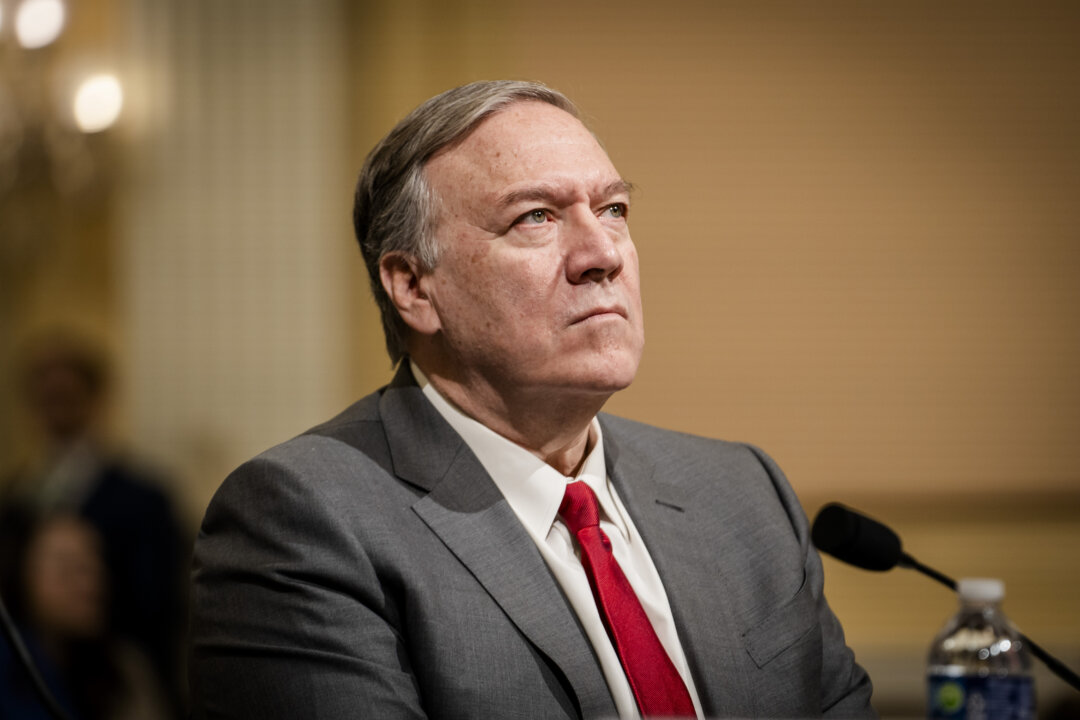 Cựu Ngoại trưởng Hoa Kỳ Mike Pompeo làm chứng trước Ủy ban Đặc biệt của Hạ viện về Đảng Cộng sản Trung Quốc ở Hoa Thịnh Đốn hôm 30/01/2024. (Ảnh: Madalina Vasiliu/The Epoch Times)