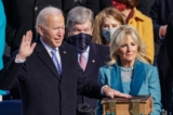 Tổng thống Joe Biden tuyên thệ nhậm chức trong lễ nhậm chức ở Mặt phía Tây của Tòa nhà Capitol Hoa Kỳ ở thủ đô Hoa Thịnh Đốn vào ngày 20/01/2021. (Ảnh: Alex Wong/Getty Images)