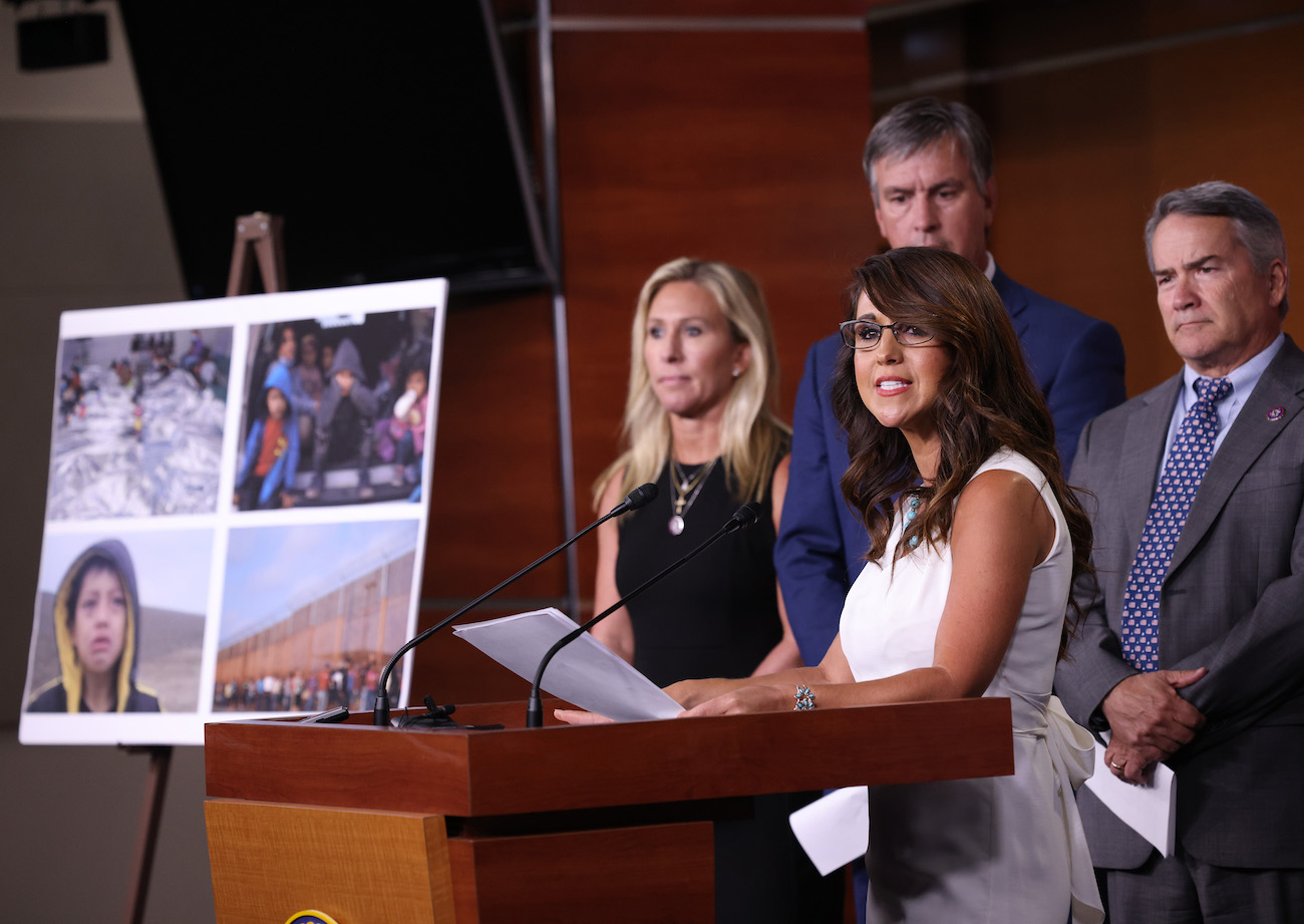 Dân biểu Lauren Boebert (Cộng Hòa-Colorado) nói trong một cuộc họp báo tại Tòa nhà Capitol Hoa Kỳ ở Hoa Thịnh Đốn vào ngày 23/06/2021. (Ảnh: Win McNamee/Getty Images)