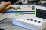 Các lá phiếu bầu cử sơ bộ gửi qua đường bưu điện được giải quyết tại văn phòng Dịch vụ Cử tri Quận Chester ở West Chester, Pennsylvania, vào ngày 28/05/2020. (Ảnh: Matt Rourke/AP Photo)
