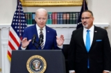 Tổng thống Joe Biden tuyên bố kế hoạch cứu trợ nợ sinh viên cùng Bộ trưởng Giáo dục Miguel Cardona (phải) tại Tòa Bạch Ốc hôm 24/08/2022. (Ảnh: Olivier Douliery/AFP qua Getty Images)