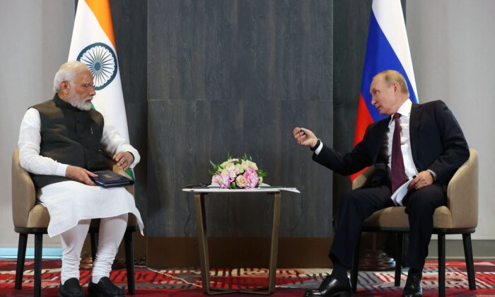 Tổng thống Nga Vladimir Putin gặp Thủ tướng Ấn Độ Narendra Modi bên lề hội nghị thượng đỉnh của các nhà lãnh đạo Tổ chức Hợp tác Thượng Hải (SCO) tại Samarkand, Uzbekistan, vào ngày 16/09/2022. (Ảnh: Alexandr Demyanchuk/Sputnik/AFP qua Getty Images)