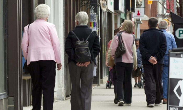 Những người cao niên đi xuống một con đường ở Peterborough, Ontario, vào ngày 07/05/2012. (Ảnh: The Canadian Press/Frank Gunn)