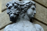 Tượng thần Janus hai mặt ở Reggio Emilia, Ý. (Ảnh: D-Vision/Shutterstock)