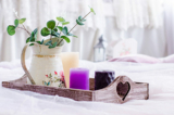 Ngoài vẻ ngoài đẹp mắt có tác dụng trang trí, ánh nến ấm áp còn có thể tạo nên bầu không khí lãng mạn. (Ảnh: Shutterstock)