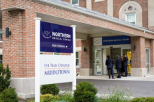 Những thành viên tham dự hội nghị chuyên đề về y học thẩm mỹ đang trò chuyện bên ngoài Trung tâm Y khoa Northern ở Middletown, N.Y., vào ngày 7/10/2022. (Ảnh: Cara Ding/The Epoch Times)