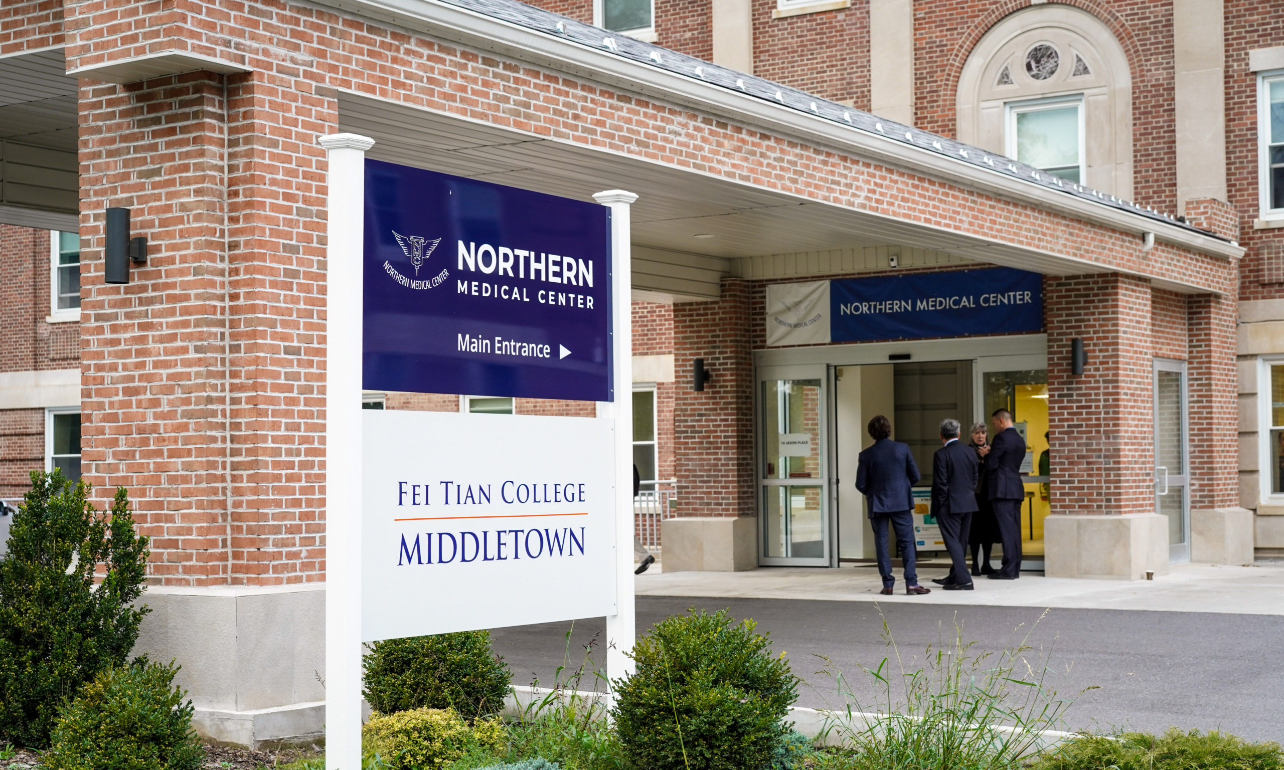 Những thành viên tham dự hội nghị chuyên đề về y học thẩm mỹ đang trò chuyện bên ngoài Trung tâm Y khoa Northern ở Middletown, N.Y., vào ngày 7/10/2022. (Ảnh: Cara Ding/The Epoch Times)