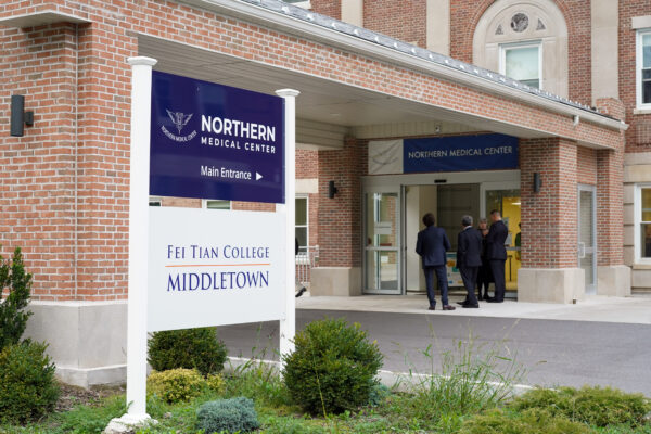 Những người tham dự hội nghị chuyên đề về y khoa thẩm mỹ trò chuyện với nhau bên ngoài Trung tâm Y khoa Northern ở Middletown, New York, vào ngày 07/10/2022. (Ảnh: Cara Ding/The Epoch Times)