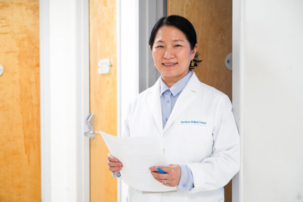 Tiến sĩ Serene Feng tại Trung tâm Y tế Phương Bắc ở Middletown, N.Y., vào ngày 28/01/2023. (Ảnh: Cara Ding/The Epoch Times)