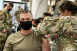 Một thành viên của Lực lượng Không quân Hoa Kỳ chích vaccine COVID-19 tại Căn cứ Không quân Osan, Nam Hàn, vào ngày 29/12/2020. (Ảnh: Lực lượng Không quân Hoa Kỳ của Trung sĩ Betty R. Chevalier qua Getty Images)
