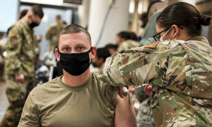 Một thành viên của Lực lượng Không quân Hoa Kỳ chích vaccine COVID-19 tại Căn cứ Không quân Osan, Nam Hàn, vào ngày 29/12/2020. (Ảnh: Lực lượng Không quân Hoa Kỳ của Trung sĩ Betty R. Chevalier qua Getty Images)