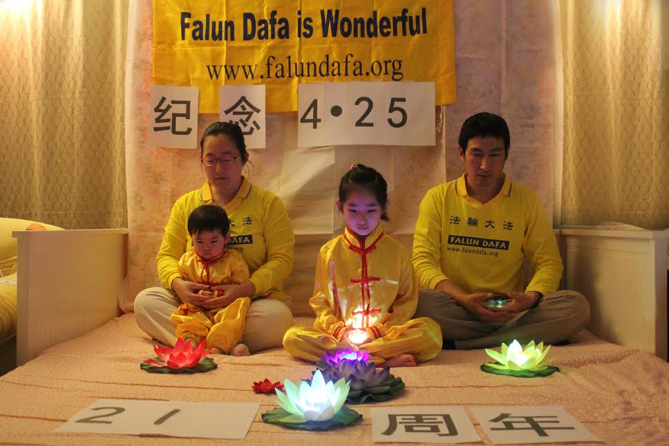 Một gia đình tham gia buổi thắp nến trực tuyến để tưởng niệm cuộc bức hại các học viên Pháp Luân Công ở Trung Quốc, vào ngày 23/04/2020. (Ảnh: Đăng dưới sự cho phép của Trung tâm Thoái đảng toàn cầu)