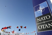 Những lá cờ tung bay bên ngoài trụ sở chính Liên minh trước một cuộc họp Các bộ trưởng Quốc phòng NATO tại Brussels, Bỉ, vào ngày 21/10/2021. (Ảnh: Pascal Rossignol/Reuters)