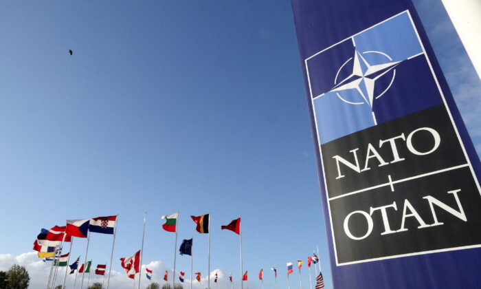 Những lá cờ tung bay bên ngoài trụ sở chính Liên minh trước một cuộc họp Các bộ trưởng Quốc phòng NATO tại Brussels, Bỉ, vào ngày 21/10/2021. (Ảnh: Pascal Rossignol/Reuters)