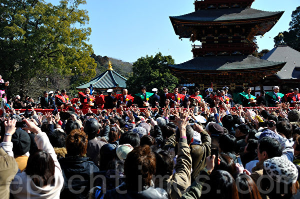 Ở Nhật Bản, vào ngày Tiết phân (Setsubun), người dân đến chùa Naritasan Shinshoji ở tỉnh Chiba rất đông, ai cũng đưa tay ra nhận đậu phúc. (Ảnh: Tào Cảnh Triết/Epoch Times)