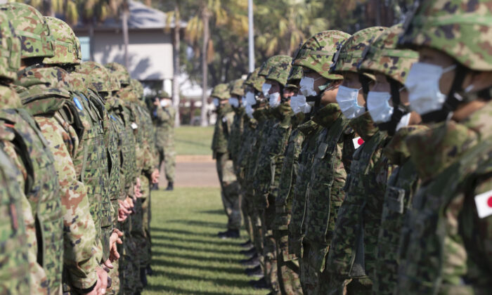 Các thành viên của Lực lượng Phòng vệ Mặt đất Nhật Bản tập trung đội hình trong lễ khai mạc Cuộc tập trận Southern Jackaroo 21 tại Bộ chỉ huy Lữ đoàn 1, tại Doanh trại Robertson ở Lãnh thổ phía Bắc, vào ngày 15/06/2021. (Ảnh: PTE Jacob Joseph/ADF)